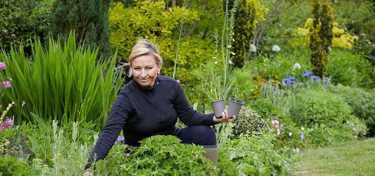 10 thrifty tips from The Money-Saving Gardener