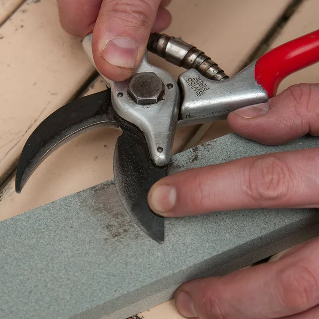 Sharpening secateurs